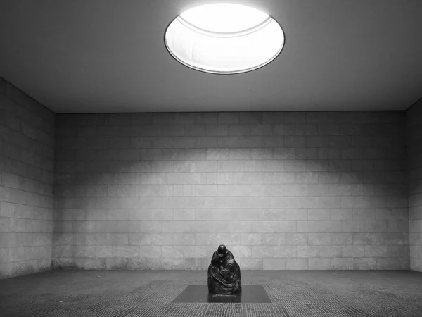 Sculpture in the Neue Wache (New Guardhouse) in Berlin in black — Stock Photo, Image