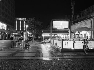 Alexanderplatz siyah beyaz gece Berlin'de