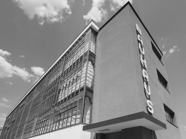 Bauhaus en Dessau en blanco y negro — Foto de Stock