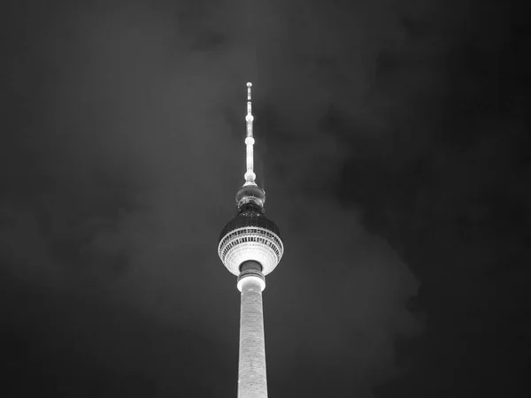 Fernsehturm (TV Tower) Berlinben fekete-fehér — Stock Fotó