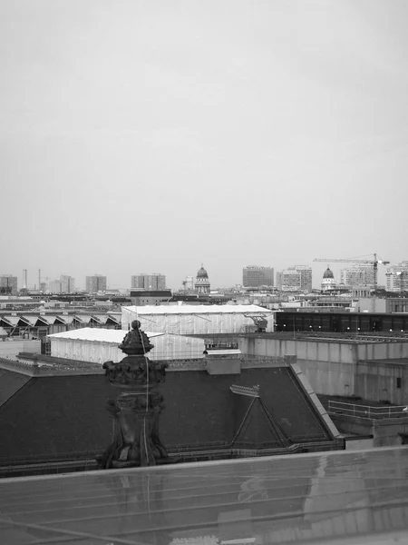 Flygvy över Berlin på natten i svart och vitt — Stockfoto