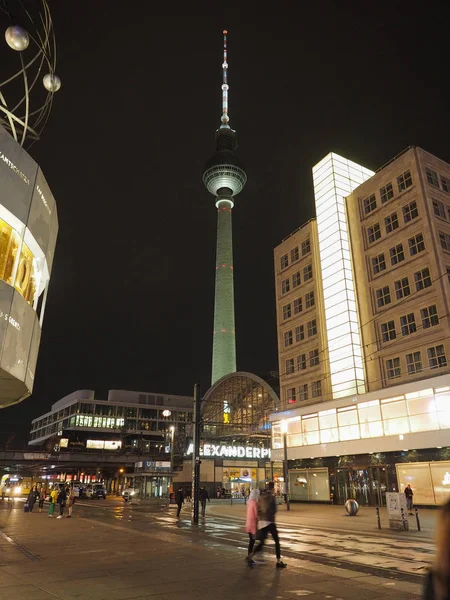 Alexanderplatz in berlin bei nacht — Stockfoto