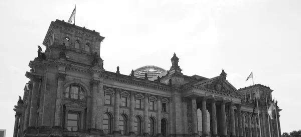 Bundestag parliament in Berlin in black and white — Stock Photo, Image