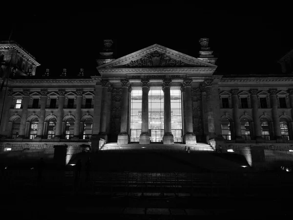 Bundestag parliament in Berlin at night in black and white — Stock Photo, Image