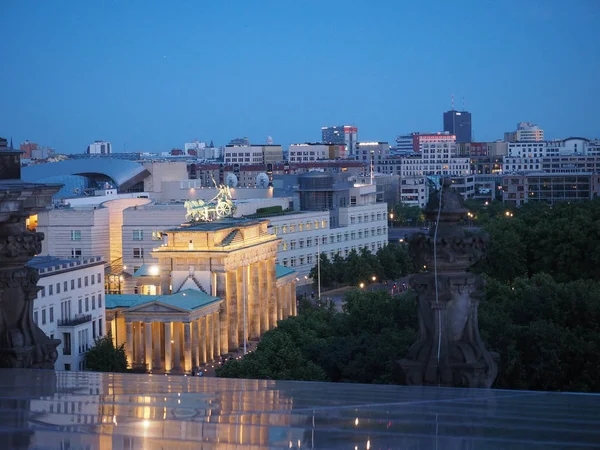 Brandenburger Tor (Brandenburg Gate) in Berlin at night — Stock Photo, Image