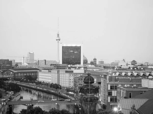 Luftaufnahme von Berlin bei Nacht in schwarz-weiß — Stockfoto