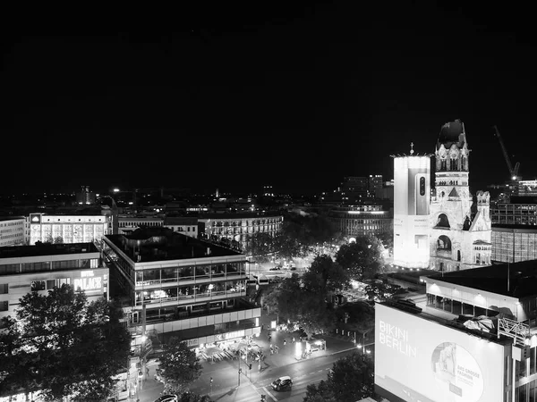 Kaiser wilhelm gedenkkirche in berlin in schwarz-weiß — Stockfoto