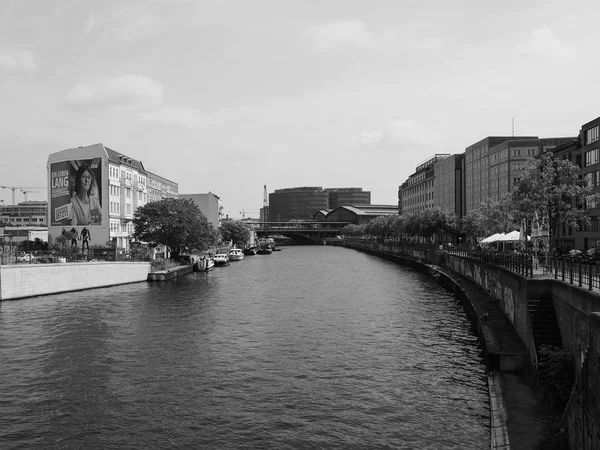 Rio Spree em Berlim em preto e branco — Fotografia de Stock