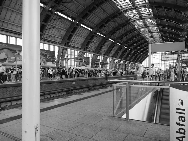 Berlin'de Alexanderplatz istasyonu siyah beyaz — Stok fotoğraf