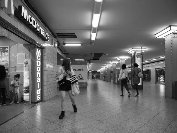 Stacja Alexanderplatz w Berlinie w czerni i bieli — Zdjęcie stockowe