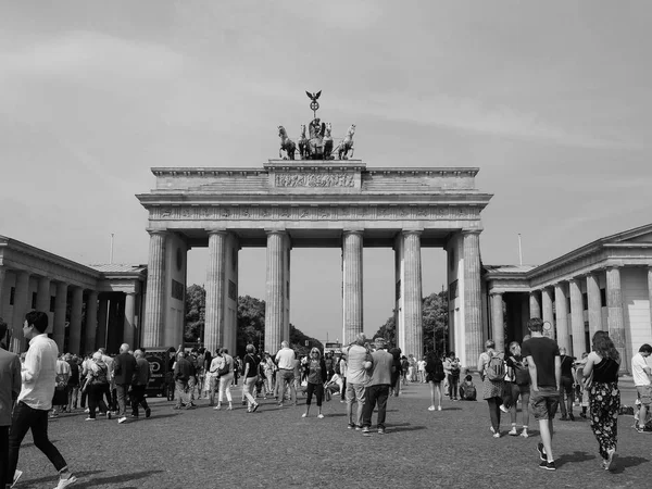 Brandenburger Tor (Puerta de Brandenburgo) en Berlín en negro y blanco —  Fotos de Stock