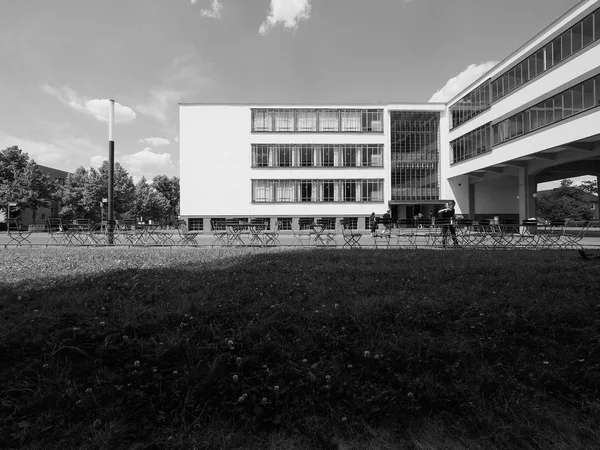 Bauhaus in Dessau in Schwarz-Weiß — Stockfoto
