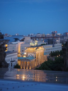 Brandenburger Tor (Brandenburg Kapısı) gece Berlin 'de