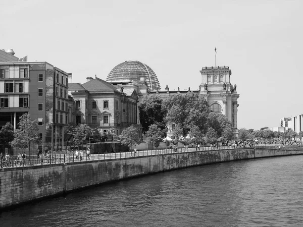 白黒のベルリンのシュプリー川 — ストック写真