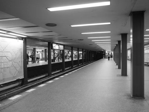 U Zoologischer Garten estación de metro en Berlín en negro y blanco — Foto de Stock