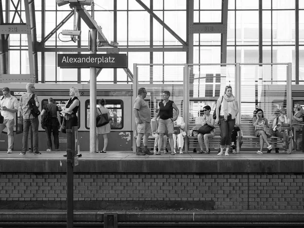 Bahnhof alexanderplatz in berlin in schwarz-weiß — Stockfoto