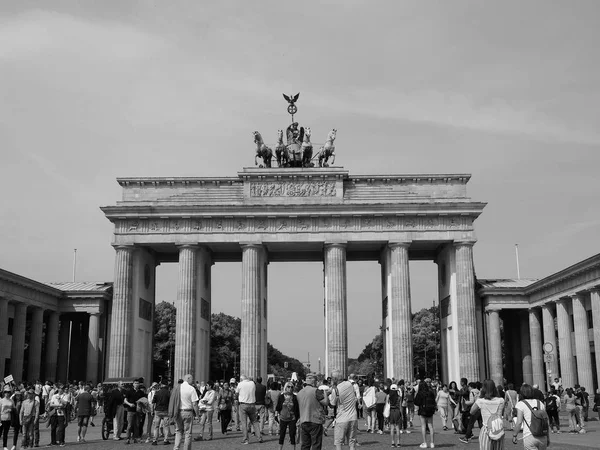 Brandenburger Tor (Бранденбургские ворота) в Берлине в черно-белом цвете — стоковое фото
