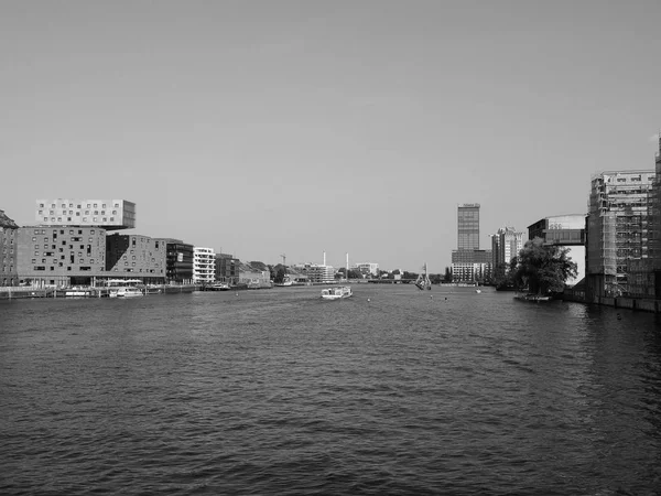 Berlin'de siyah beyaz River Spree — Stok fotoğraf