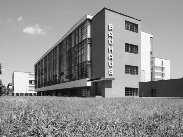 Bauhaus in Dessau in Schwarz-Weiß — Stockfoto
