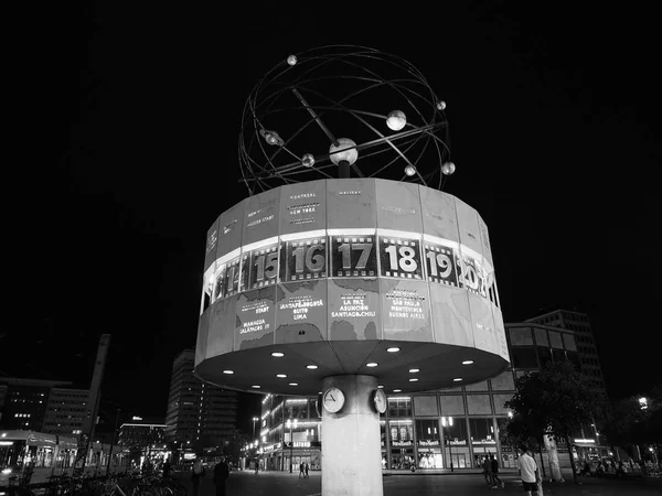 Urania Weltzeituhr (Urania World Clock) à Berlin en noir et blanc — Photo