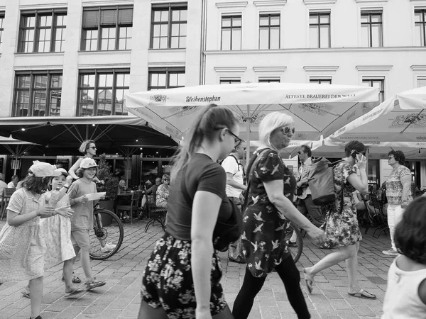 Hackescher Markt v Berlíně černobílém — Stock fotografie