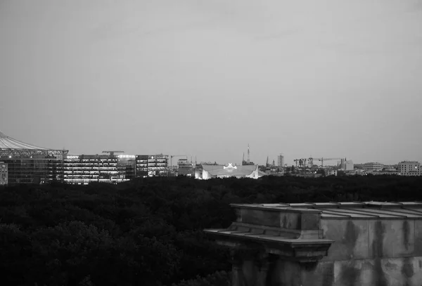 Vue aérienne de Berlin la nuit en noir et blanc — Photo