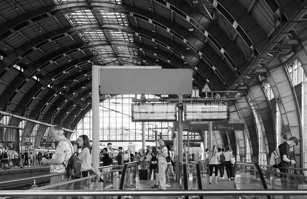 Bahnhof alexanderplatz in berlin in schwarz-weiß — Stockfoto
