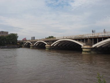 Londra'da Thames Nehri üzerinde Grosvenor Köprüsü