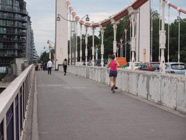 Londra'da Thames Nehri üzerinde Chelsey Köprüsü