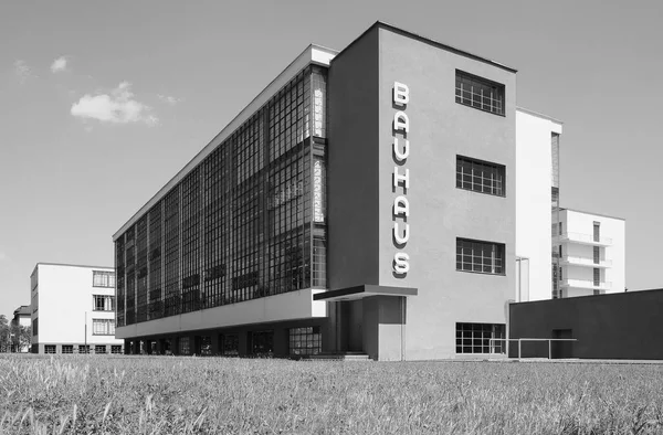 Bauhaus in Dessau, siyah beyaz — Stok fotoğraf