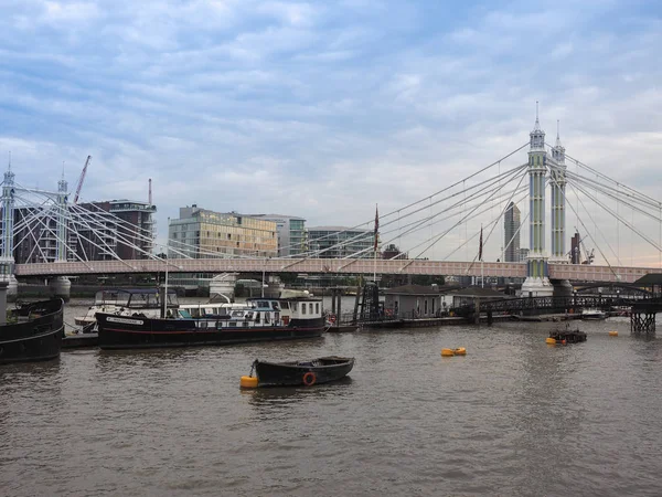 Londra'da Thames Nehri üzerinde Albert Köprüsü — Stok fotoğraf