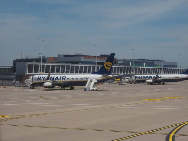 Samolot Boeing 737-8as Ryanair na lotnisku Bruxelles-Charleroy — Zdjęcie stockowe