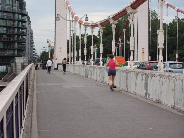 Londra'da Thames Nehri üzerinde Chelsey Köprüsü