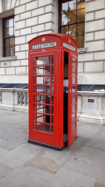 Röd telefon box i london — Stockfoto