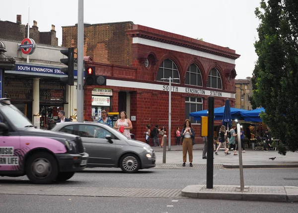 Londra'da South Kensington metro istasyonu — Stok fotoğraf