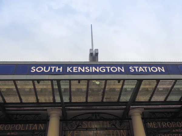 Londra'da South Kensington metro istasyonu
