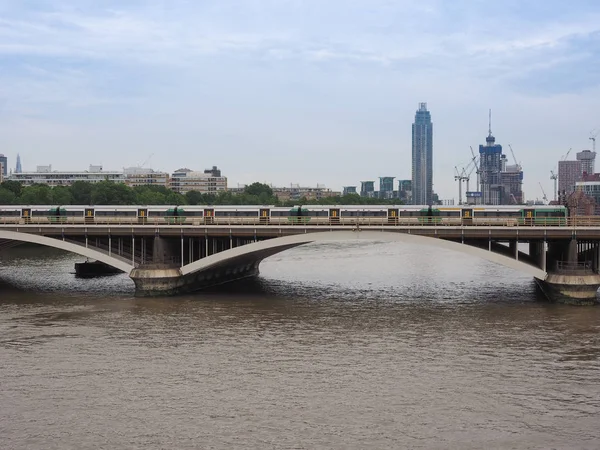 Puente Grosvenor sobre el río Támesis en Londres —  Fotos de Stock