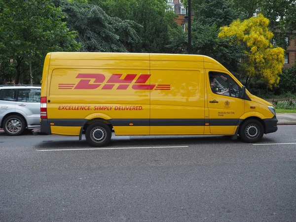 Kurierem DHL w Londynie — Zdjęcie stockowe