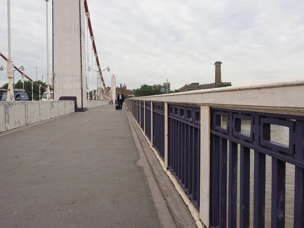 De Chelsey-brug over de Theems in Londen — Stockfoto