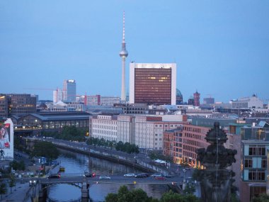 Gece Berlin havadan görünümü