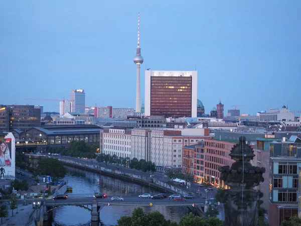 Letecký pohled na Berlín v noci — Stock fotografie