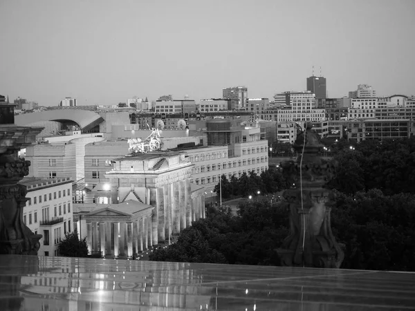 Brandenburger Tor (Бранденбургские ворота) в Берлине ночью в черном — стоковое фото