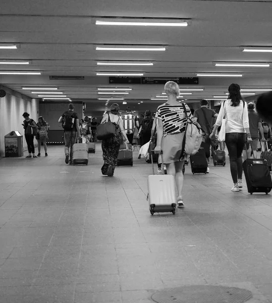 Viajantes no aeroporto de Berlim Schoenefeld em Berlim em preto e — Fotografia de Stock