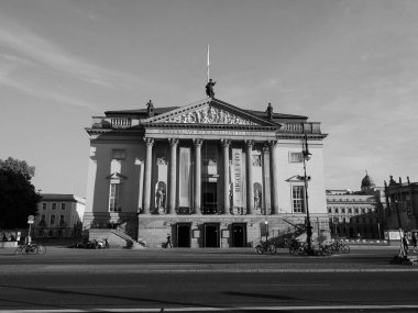 Deutsche Staatsoper (Alman Devlet Operası) Berlin'de siyah ve 