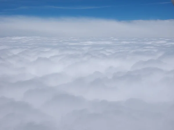 Bulutlar arka plan ile havadan görünümü mavi gökyüzü — Stok fotoğraf