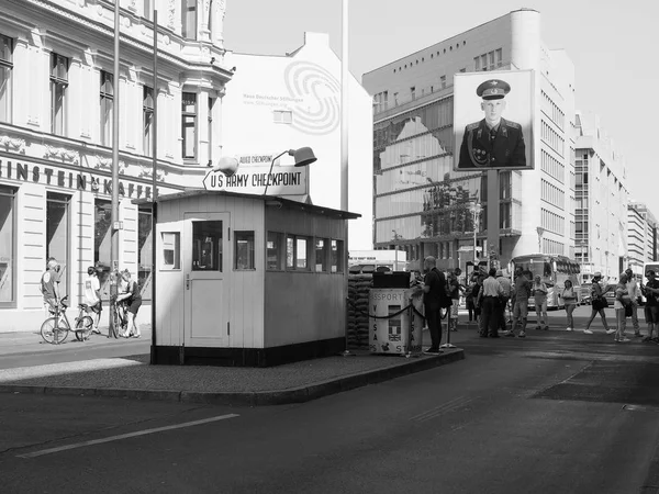 Checkpoint Charlie in Berlijn in zwart-wit — Stockfoto