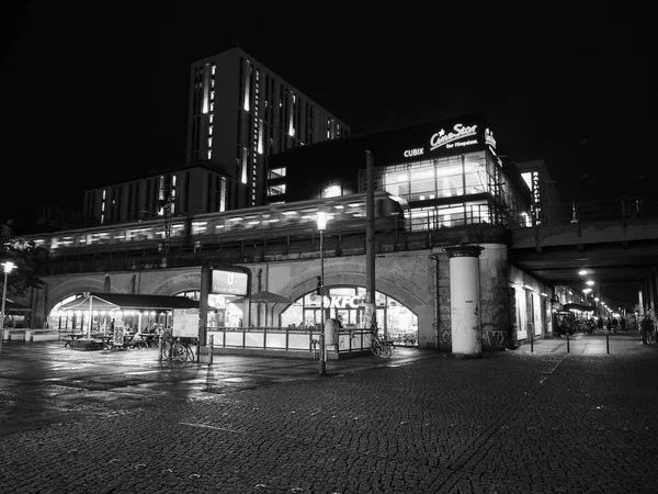 Alexanderplatz en Berlín por la noche en blanco y negro —  Fotos de Stock