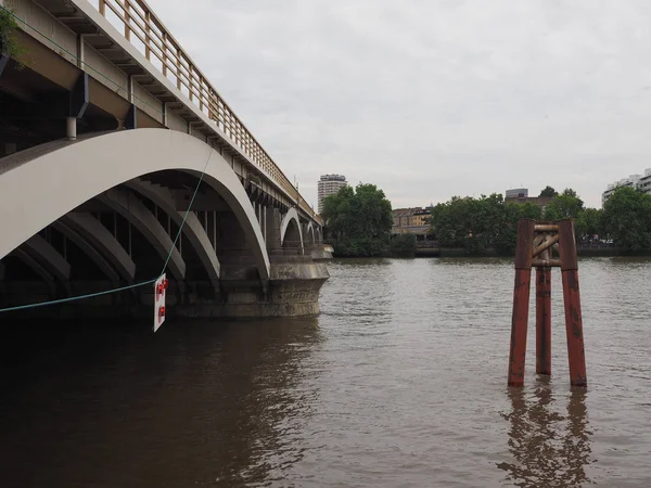 Grosvenor most přes řeku Temži v Londýně — Stock fotografie