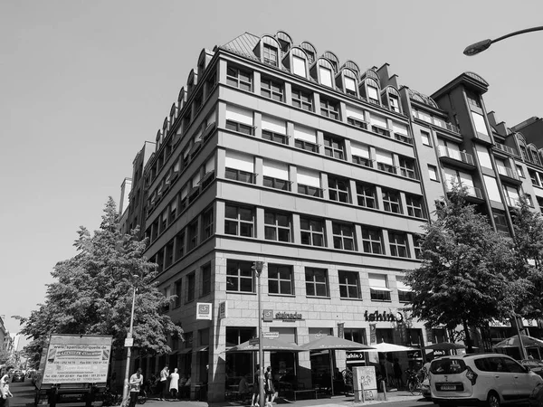 Quartier Schutzenstrasse à Berlin en noir et blanc — Photo