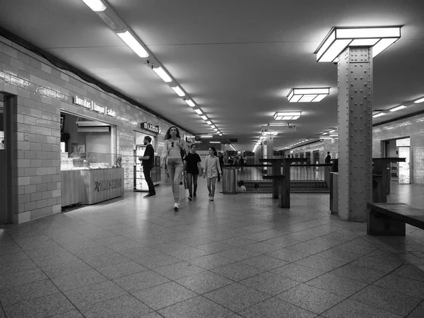 Berlin'de Alexanderplatz istasyonu siyah beyaz — Stok fotoğraf